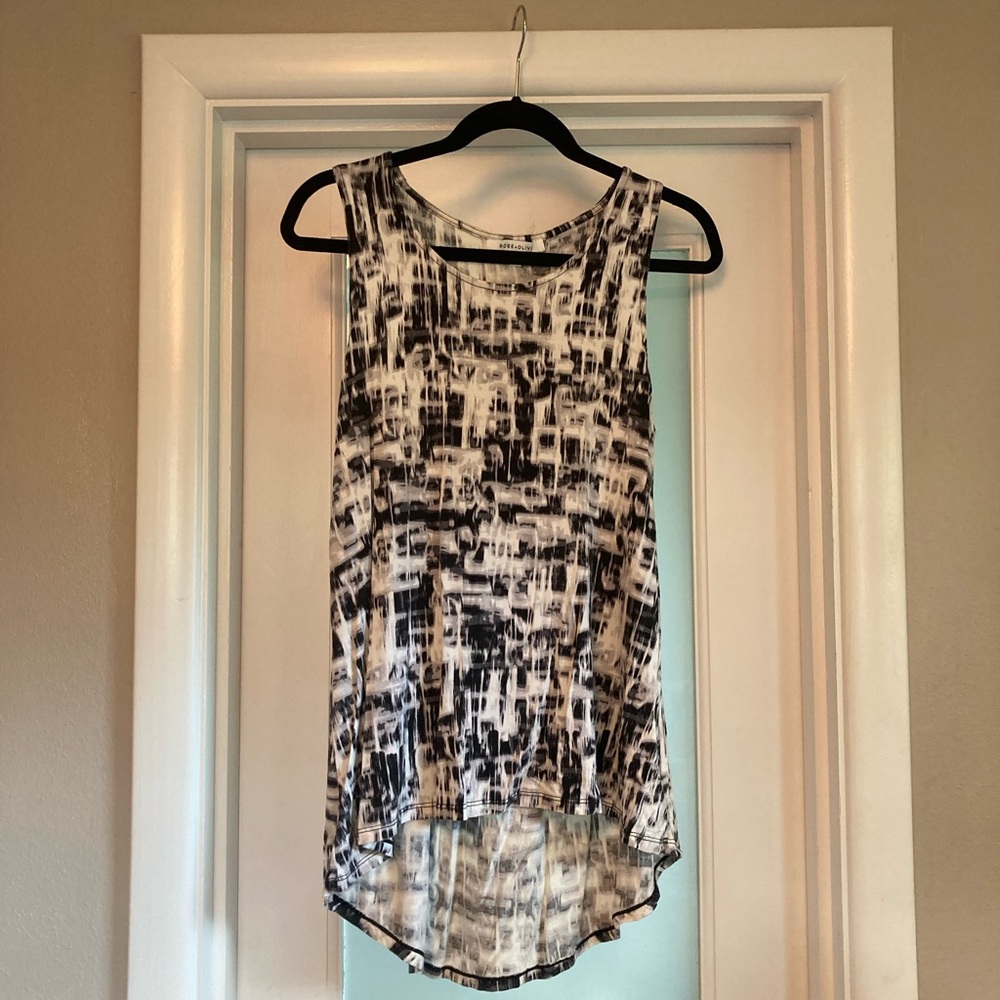 Rose + Olive Size L sleeveless hi-low hem black and white tank